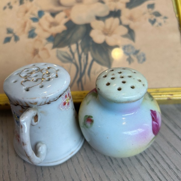 VINTAGE Salt and Pepper Sets plus Two Singles (6 pieces) - Picture 14 of 16